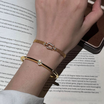 Horseshoe Clasp Mesh Bracelet