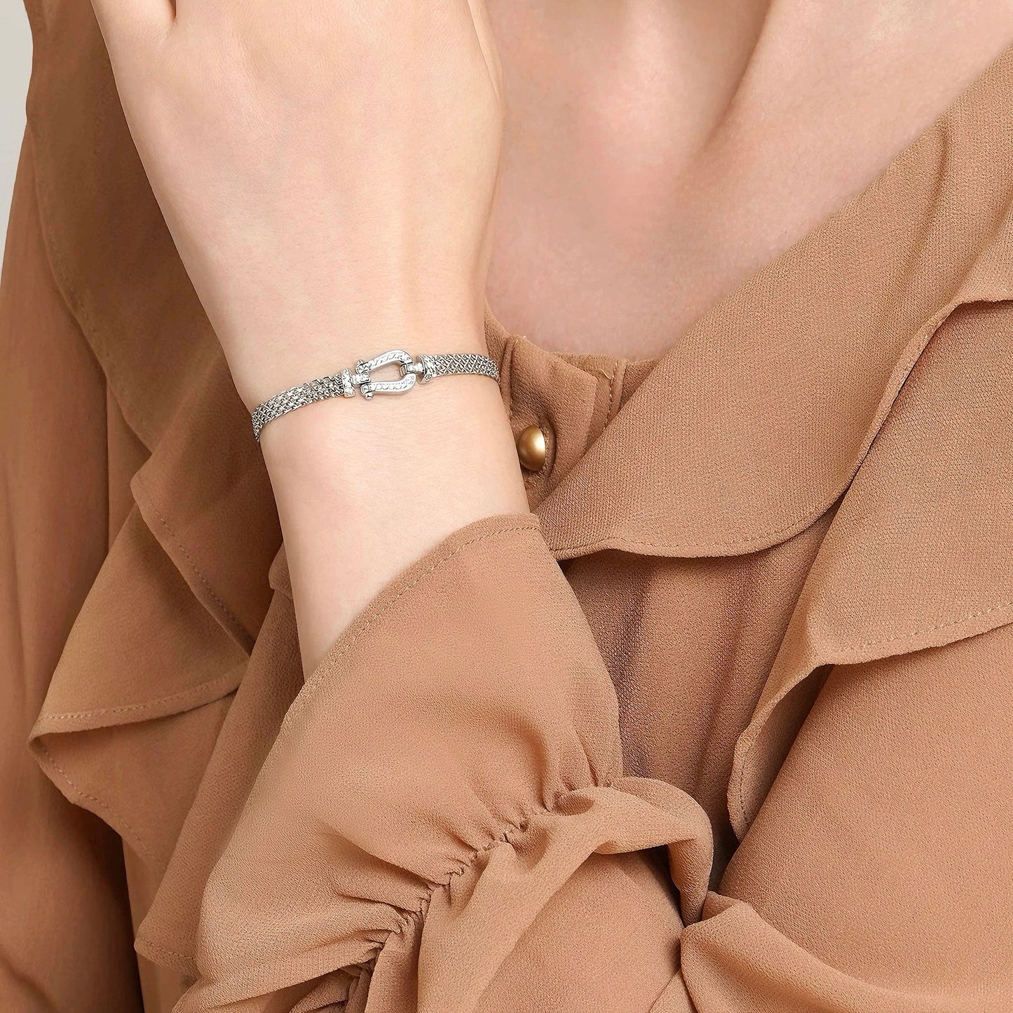 Horseshoe Clasp Mesh Bracelet