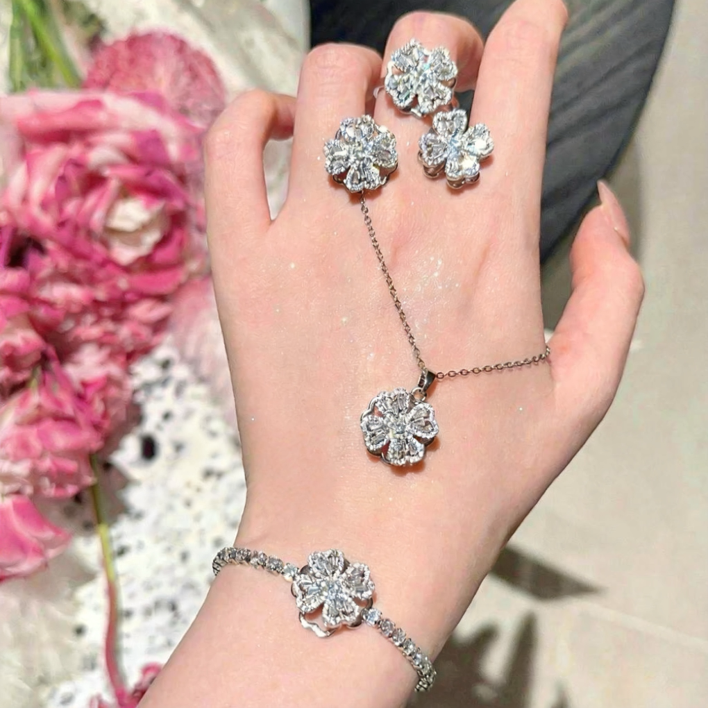 Diamond Clover Spinner Worry Bracelet