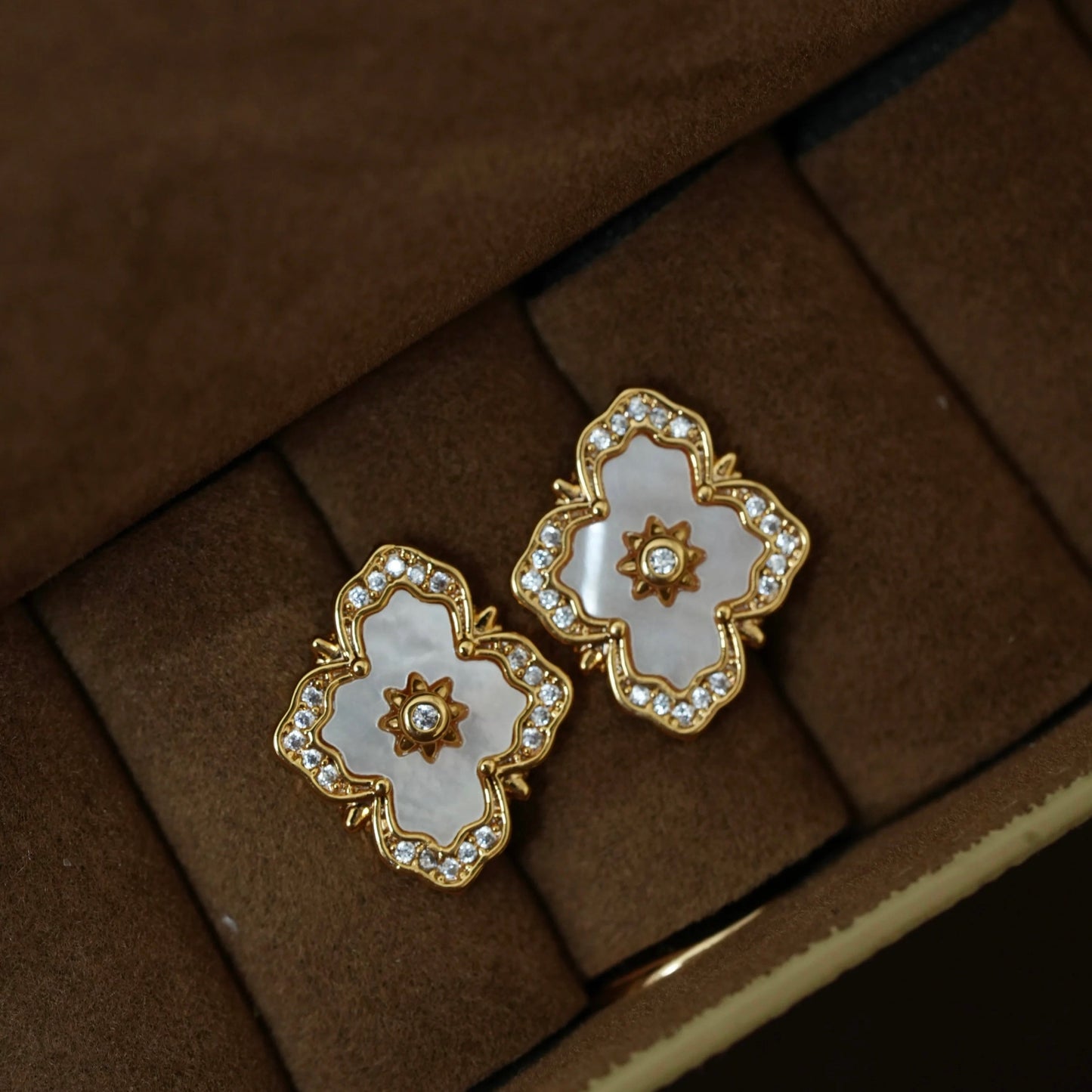 Victoria Mother-of-pearl Necklace