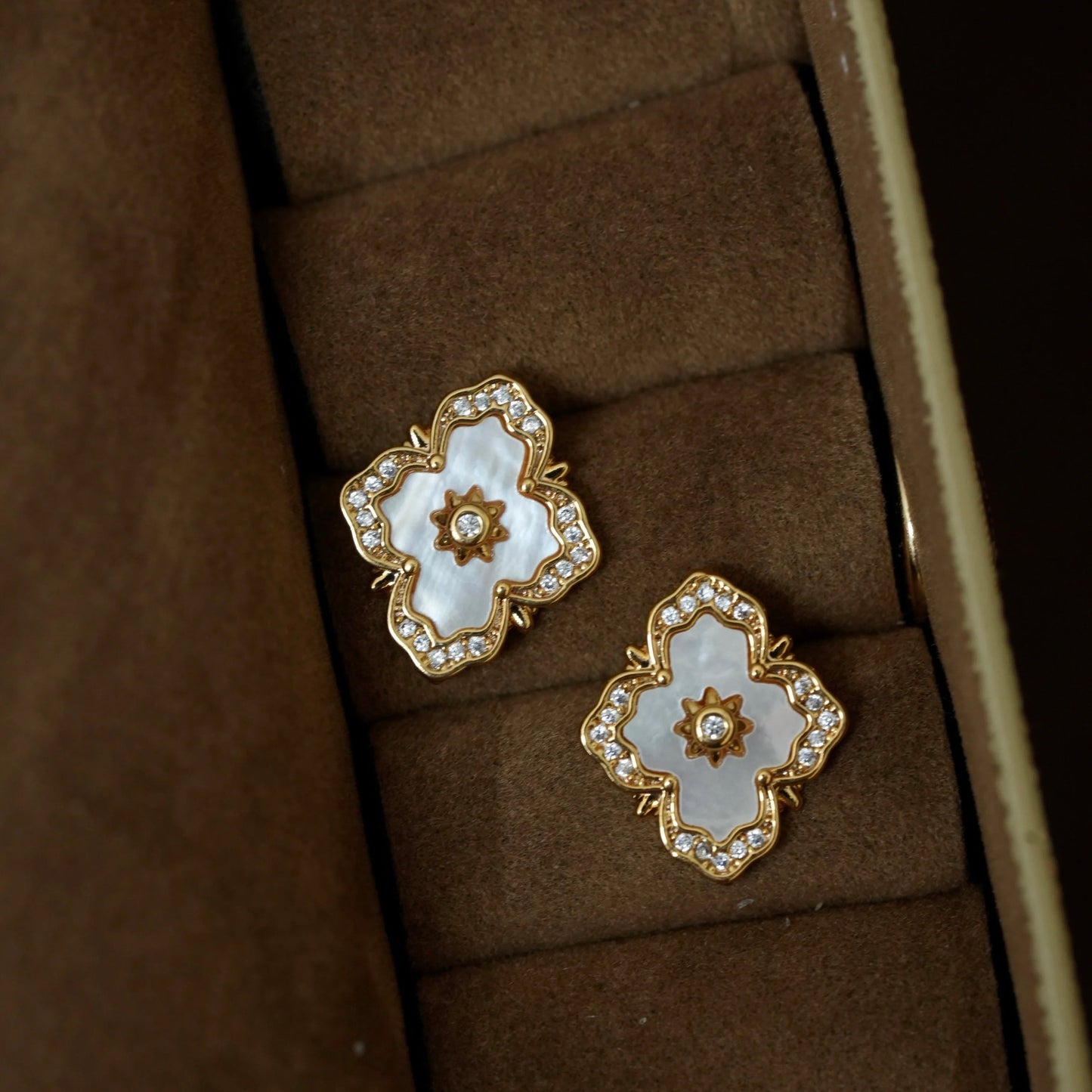 Victoria Mother-of-pearl Ring