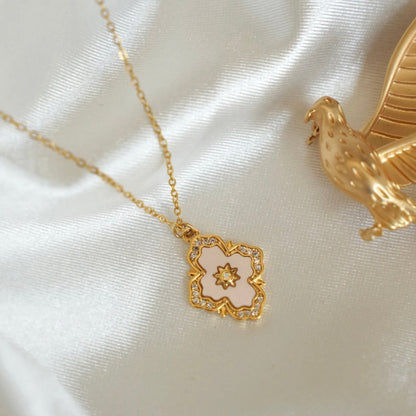 Victoria Mother-of-pearl Necklace