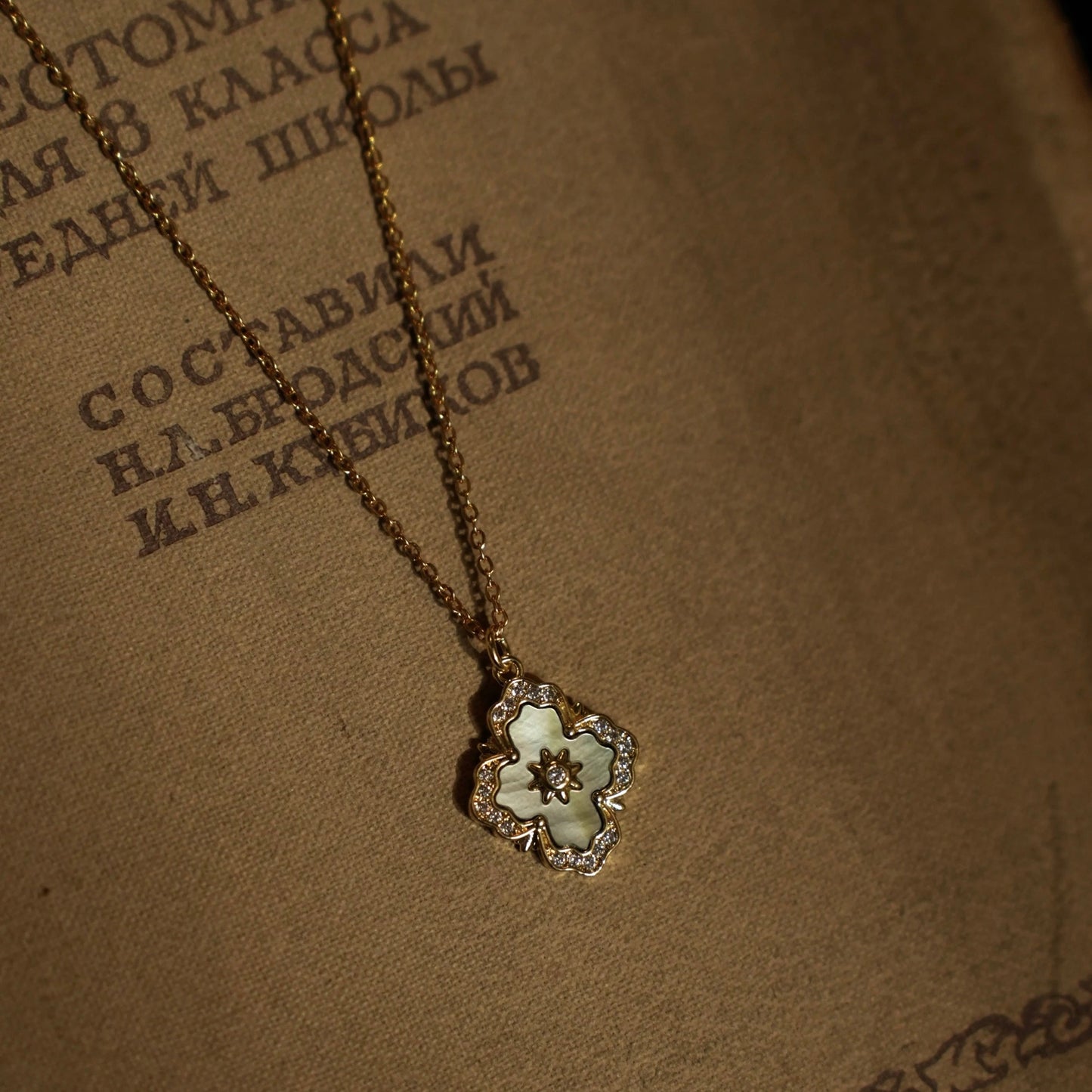 Victoria Mother-of-pearl Necklace