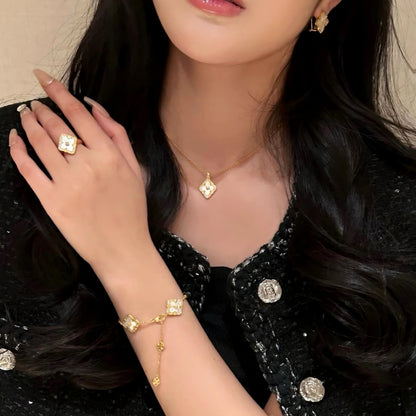 Victoria Mother-of-pearl Necklace